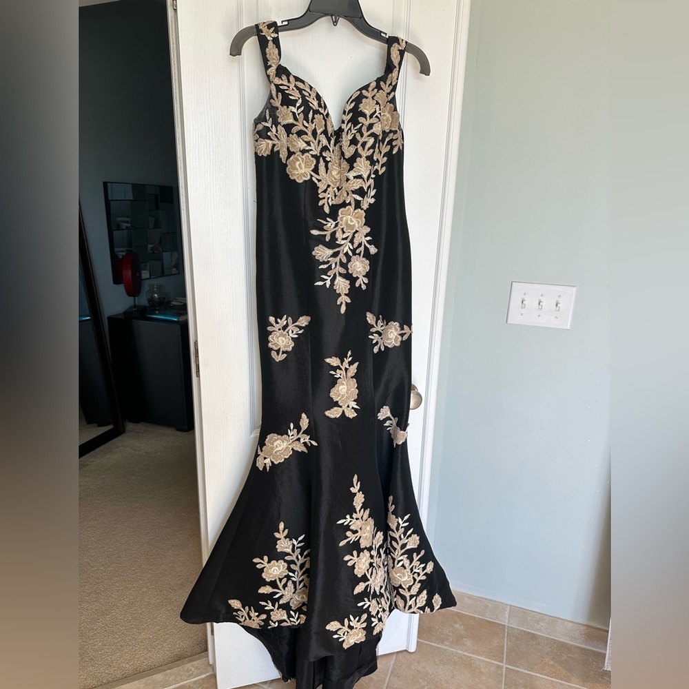 Jovani size 6 off the shoulder embellished gown - Picture 2 of 8